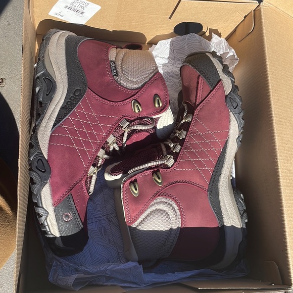 Brand new Oboz trail boots. Waterproof. Worn once around the backyard. - Picture 4 of 6